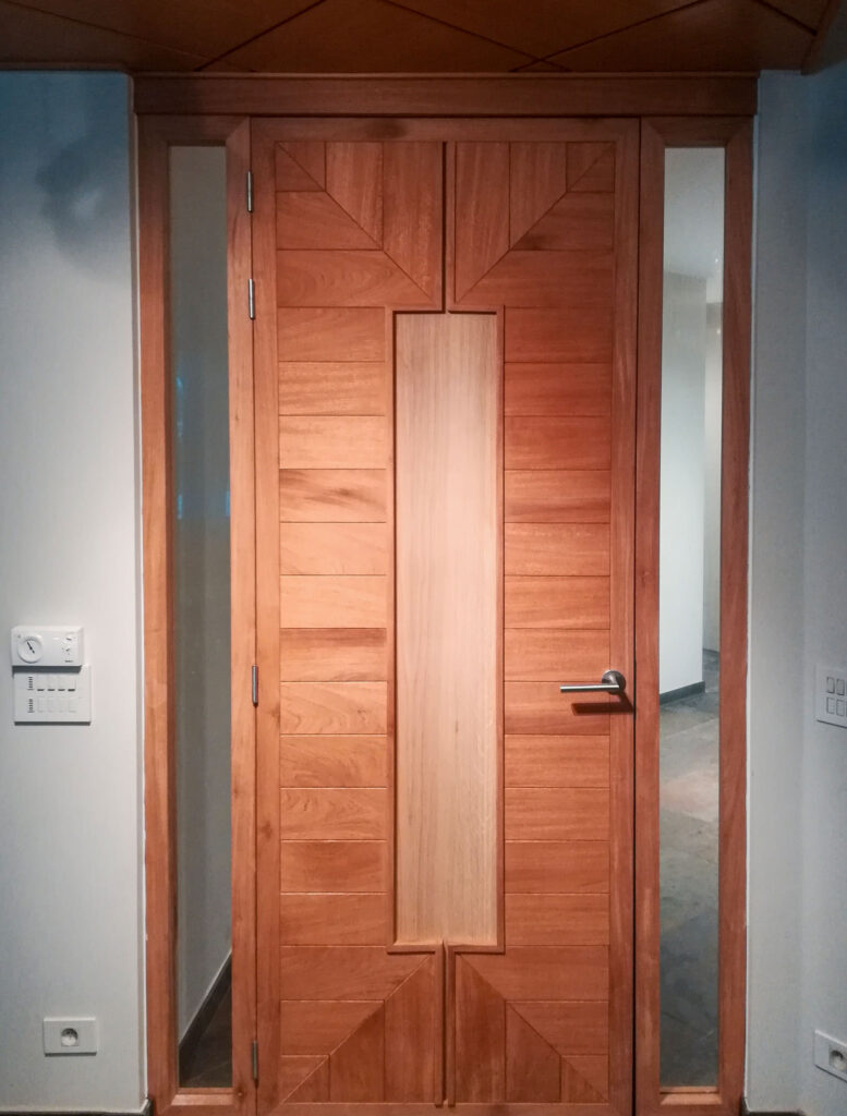 Op maat gemaakte design deur met uniek motief. Een combinatie van eik met hardhout.